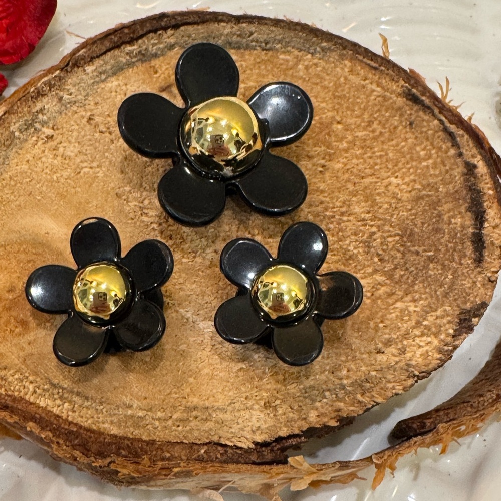 Black & Gold Daisy Flower Charms – Perfect for Crocs, Bogg Bags & More